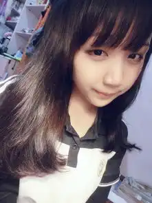  大家帮忙看看,这个穿校服的小萝莉是谁啊