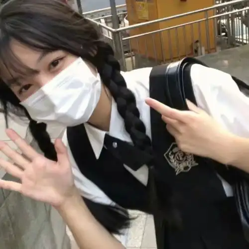  带神秘感的口罩女生头像