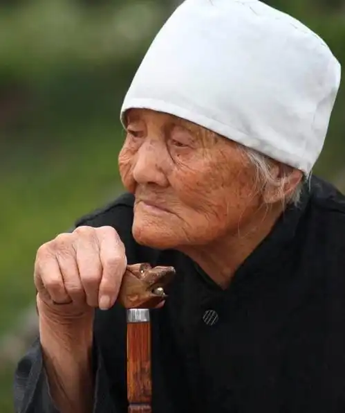  86岁老人自杀,葬礼上儿女劲歌艳舞,喜丧究竟喜的是什么
