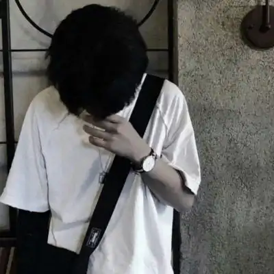  男生失落低头的头像合集男生低头伤感图片