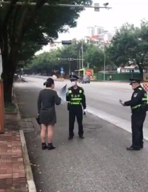  女子大闹南湖公园,拒不戴口罩还辱骂工作人员结果来了