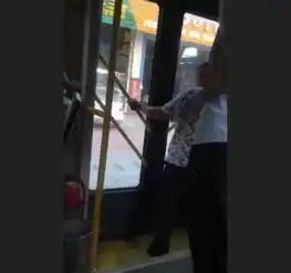  厦门一老人中途要求下公交车遭拒,用头猛烈撞车门导致头破血流