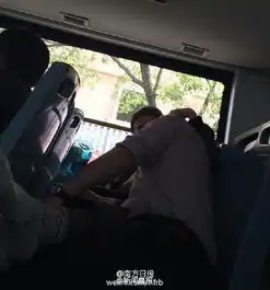 接吻拉丝的情侣头像公交