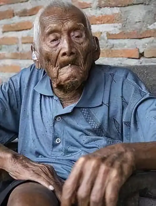  被死神遗忘的老人把四任妻子和儿女全熬死,晚年最大心愿就是死