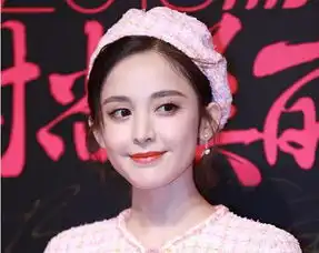  古力娜扎参加闺蜜婚礼,无意中接到新娘的捧花,真是有颜值有身材