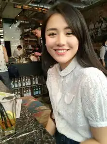  马思纯这个爱笑的女孩将白色演绎的如此美好