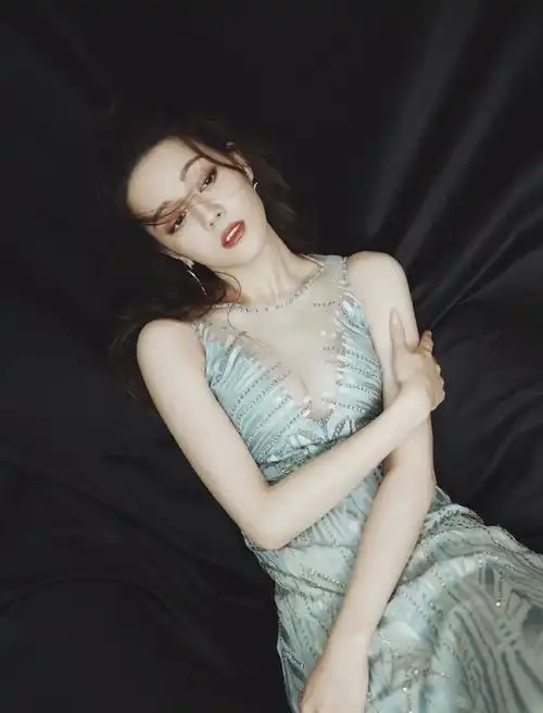  迪丽热巴穿衣越来越大胆,网友终于正视自己的好身材了