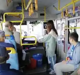  长春一年轻女子刷老年卡乘公交被拦下我姥姥的卡,我用用怎么了