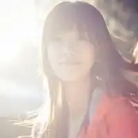  简约的阳光唯美意境的女生头像