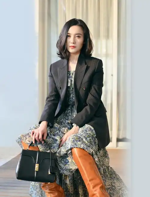  40岁女人要摆脱中年感,学学小宋佳的搭配,看着简单却很高级