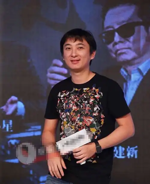  王思聪将头像换成花千芳,网友调侃王校长太刚了,现网警点名双方