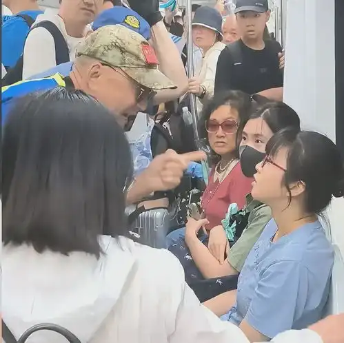  北京老人强行要求女生让座最新进展老人被带走,网友一边倒