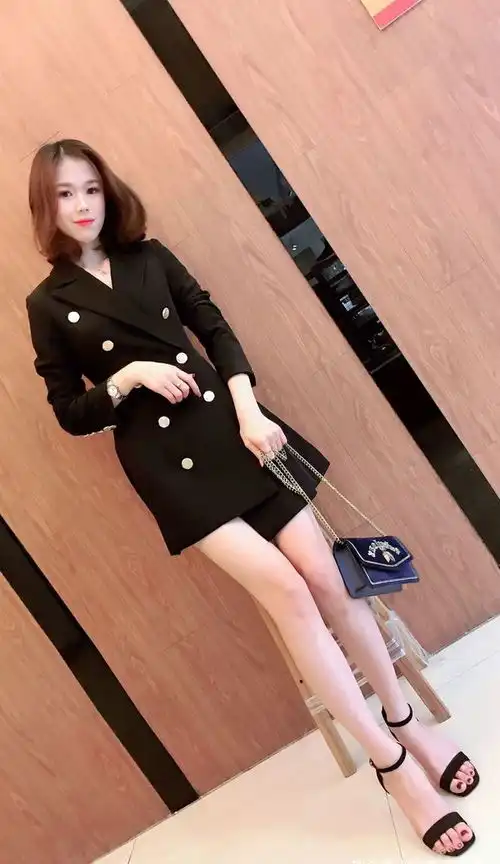  双排扣大衣的美女,简约干练又显气质,彰显成熟女性美