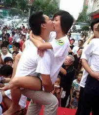 接吻大赛情侣激吻三小时夺冠