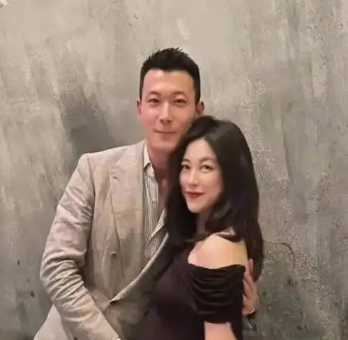  朱珠穿斜肩礼服与闺蜜合影,双手环绕孕肚显气质,网友名媛聚会