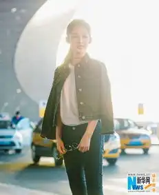  李沁首赴纽约时装周酷黑俏皮风亮相机场
