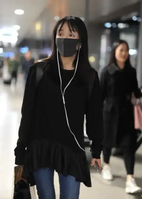  胡一菲饰演者娄艺潇素颜戴口罩,空气刘海被吹开眼神犀利