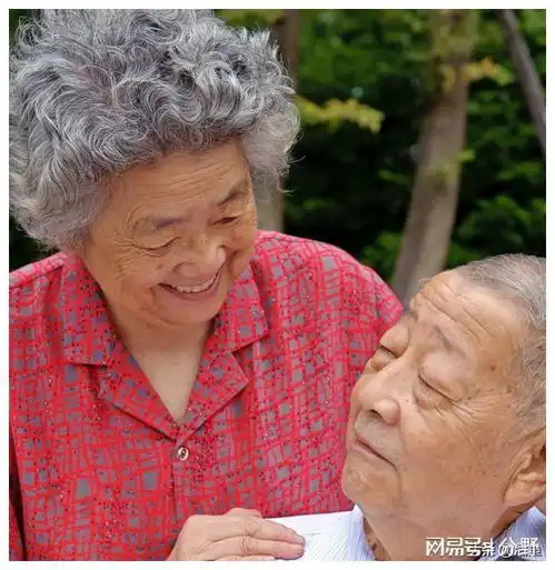  老太太打工挣的养老钱,被儿子借走不还,孙女借买房帮老人讨回