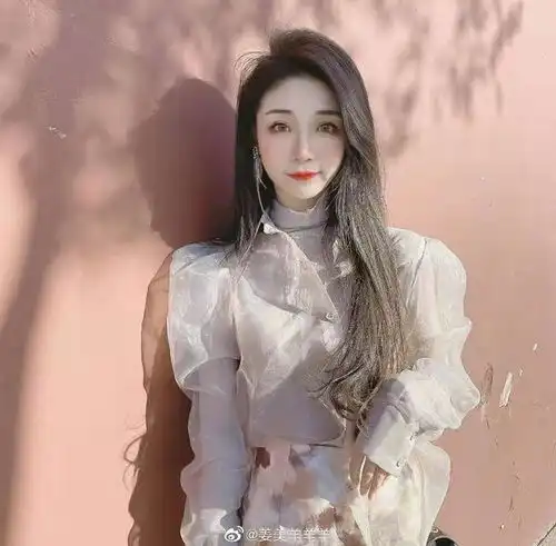  央视财经女记者姜美羊,采访雷军造车出圈,清新秀丽干净洒脱