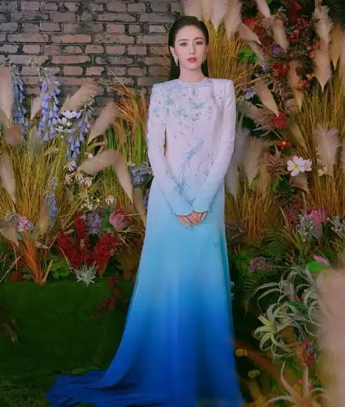  佟丽娅才二十多岁一袭优雅迷人的渐变长裙,宛如仙女下凡