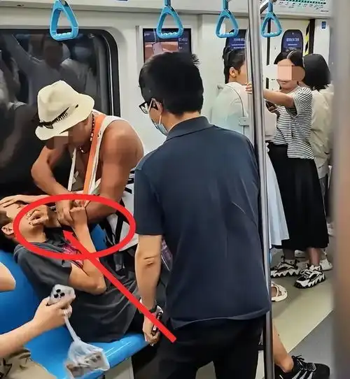  越扒越有青岛地铁老人暴打小伙后续,老人身份不简单,评论炸了