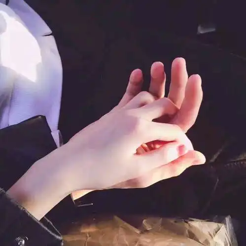  情侣头像我们始终都在练习微笑,终于变成不敢哭的人