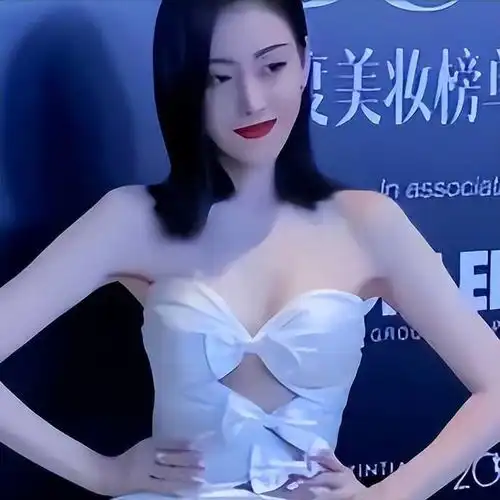  张天爱最新美照曝光,优雅自信迷人,让人不禁为之倾倒