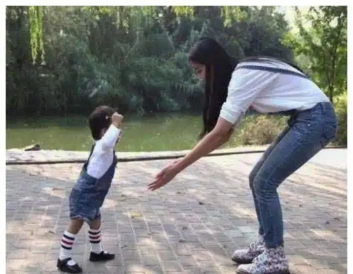  同样是辣妈,baby带娃工作两不误,网友杨幂是该反省吧
