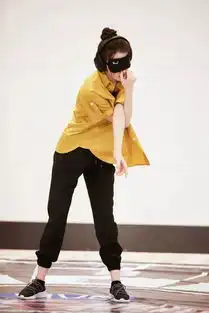  迪丽热巴活动中扣子竟然扣错这么精致的美女穿衣服这么粗心
