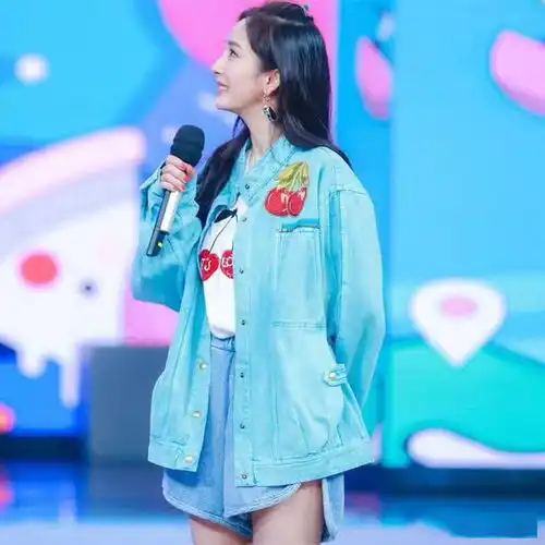  33岁杨幂撞衫21岁宋祖儿,穿樱桃衬衫很养眼,一个清纯一个有气质