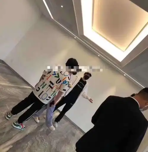  王思聪带新女友看房被偶遇过程惬意又悠闲
