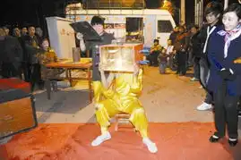  街头杂耍让男孩脖子扭180度围观市民称太残忍