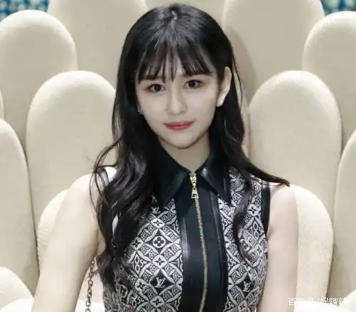  19岁邱淑贞大女儿大秀身材,身着礼服富贵花,网友表示太像了