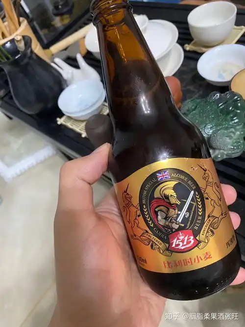  请问有一只手拿着酒杯或者啤酒瓶的图片吗