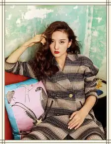  宋祖儿难得走次气质路线不仅穿没少女感,还暴露粗腰肥胯,醉了