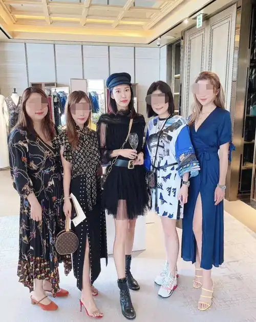  齐娇与何猷启离婚后,与闺蜜逛街秀长腿,化浓妆嘟嘴卖萌心情好