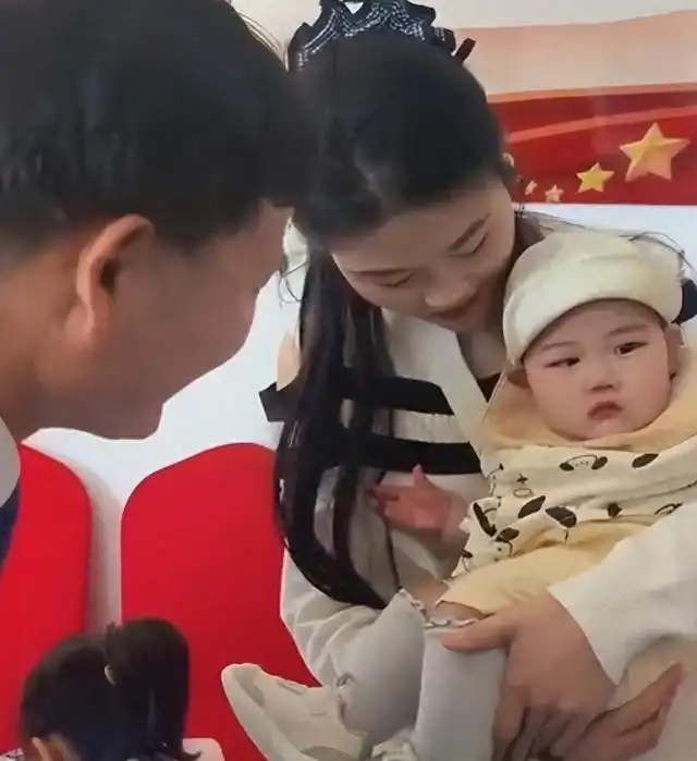  大衣哥国庆假期商演不断,与粉丝合影很随和,朱小伟陈萌带娃探班