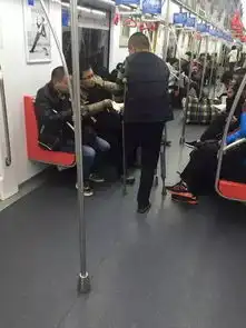  一小情侣地铁上疯狂亲热围观群众很尴尬