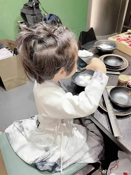  baby罕晒娃4岁小海绵穿古装扎小辫像女孩,疑在剧组带孩子