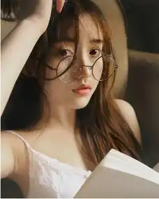  这张图片中的眼镜是什么颜色