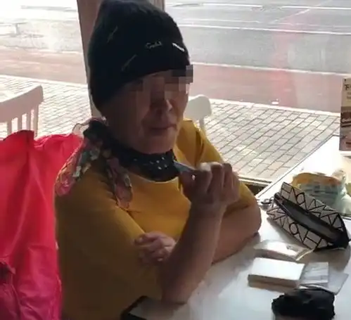 好看的女士戴口罩头像劝