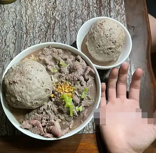  男子被潮汕女友投喂牛肉丸,比拳头还大,网友羡慕了