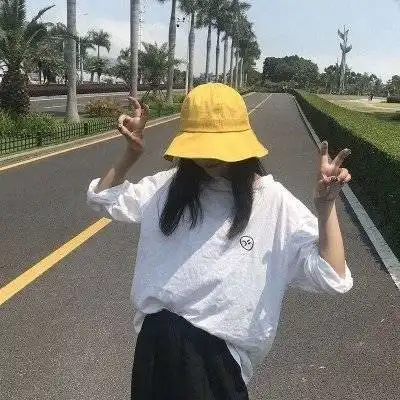  走在街上的女生头像