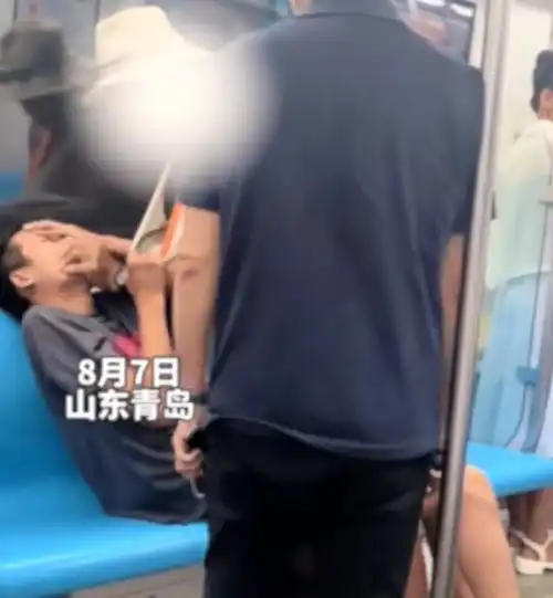  青岛地铁老人殴打小伙后续知情人发声,小伙不还手原因令人无语