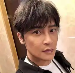  陈志朋现身农村,戴红口罩与村民大方合影,穿着朴素显落魄
