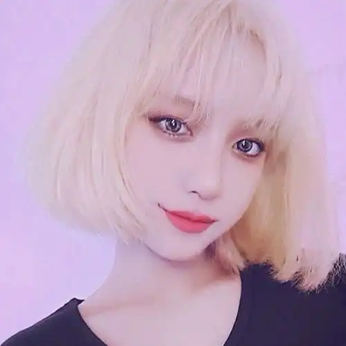  红唇金发白嫩美人