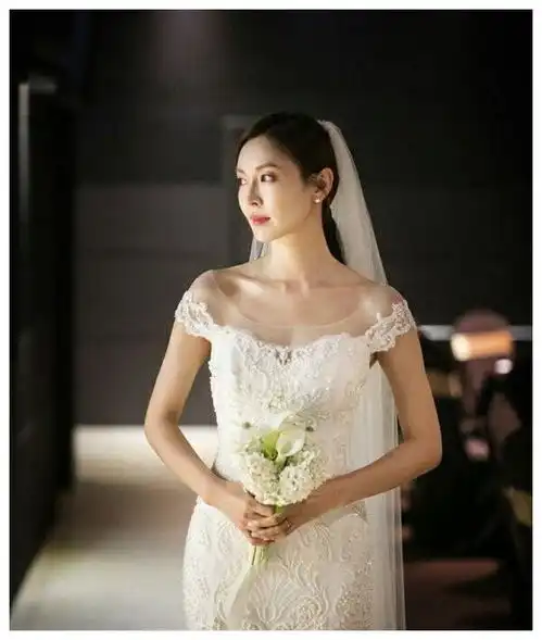  韩国女星婚礼的婚纱,金素妍优雅大方,全慧彬浪漫迷人
