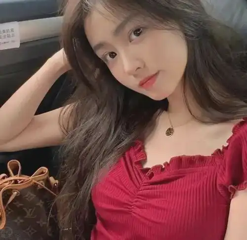 爱戴笑容的女生头像