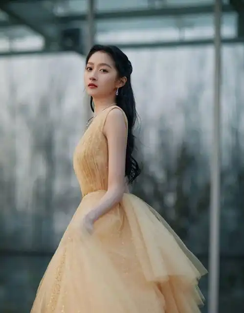  关晓彤湾区秋晚中国红礼服,优雅十足