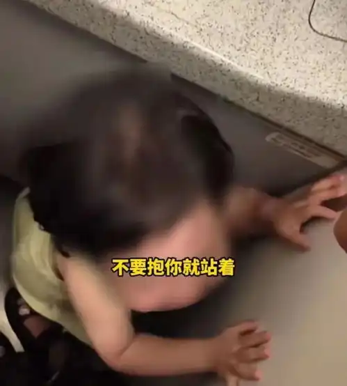  1岁小孩飞机上哭闹,被两陌生女子关厕所教育警方回应